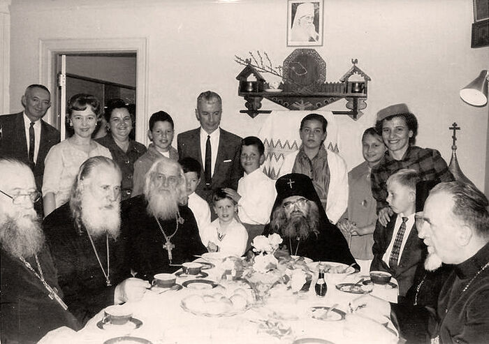Святитель Иоанн с семьей Красовского и несколькими прихожанами (он сам – 4-й слева)